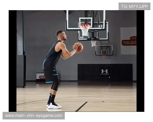 库里训练结束后亲自教小球员打投篮，暖心镜头多