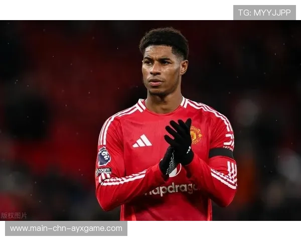 曼联直塞刺穿后防，拉什福德扣球后失去角度