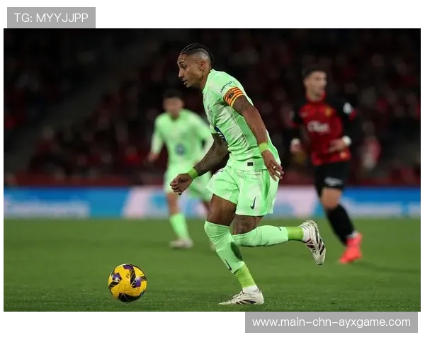 拉菲尼亚补射门前抢点巴萨终结比赛