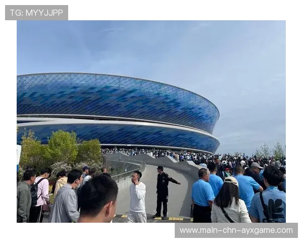 斯坦丘亮相大连梭鱼湾足球场，领衔中场参与分组对抗演练